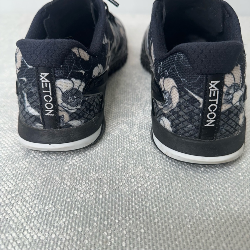 Nike 🌻 Women's Black and White Floral Metcon  Sneakers Sz 7.5 - Picture 5 of 8